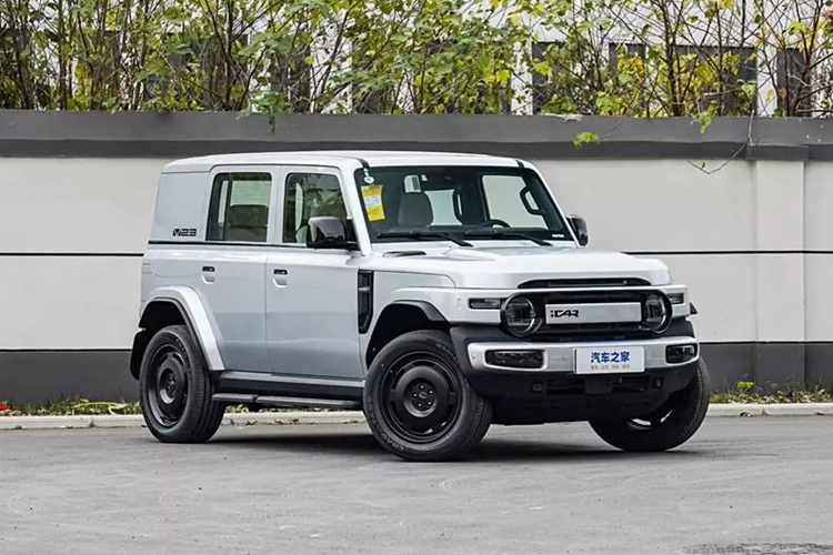 Chery vừa ra mắt iCar V23, một chiếc SUV chạy hoàn toàn bằng điện nhỏ gọn kết hợp phong cách off-road cổ điển với công nghệ EV hiện đại, sau nửa năm cho giới truyền thông cũng như khách hàng xem mắt Chery iCar V23 2025 mới trước, cũng như mở cọc.