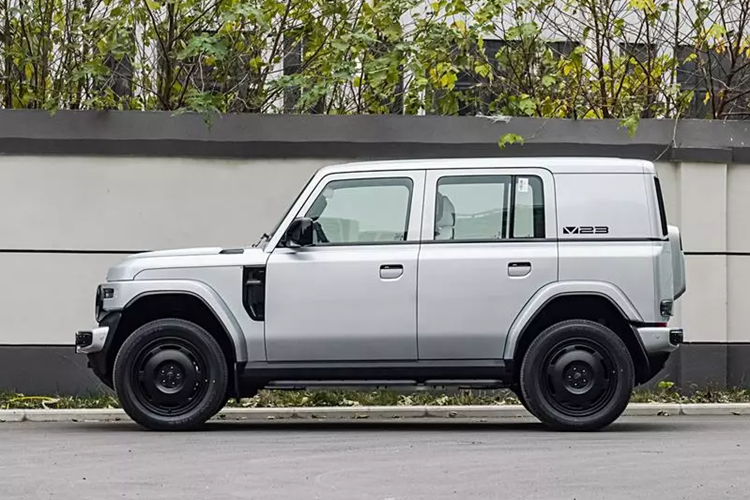 Chery iCar V23 chạy điện có ba phiên bản, cung cấp tùy chọn dẫn động cầu sau (RWD) và dẫn động bốn bánh (AWD), và phạm vi CLTC tối đa là 501 km. iCar V23 có giá khởi điểm là 13.700 USD, tương đương hơn 326 triệu đồng. iCar V23 sở hữu phong cách off-road cổ điển với lưới tản nhiệt phía trước màu khói có logo iCar và đèn pha tròn.