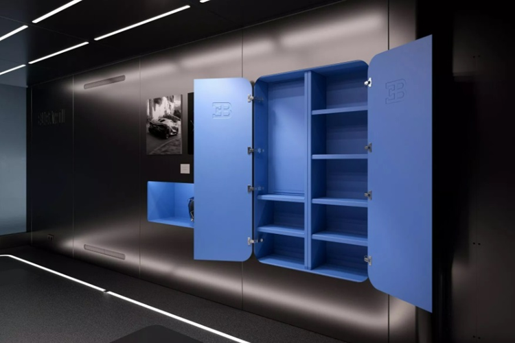 Chưa hết garage này còn có hệ thống điều chỉnh nhiệt độ, độ ẩm thông qua hệ thống sưởi và làm mát. Cùng với đó là camera an ninh, cảm biến khói và cảm biến vỡ kính. Được biết, Bugatti Edition FG-01 Garage được tạo nên từ 2.500 mảnh riêng lẻ, các công nhân thi công phải mất khoảng 8 ngày mới có thể lắp ráp thành hình chiếc garage như hiện tại.