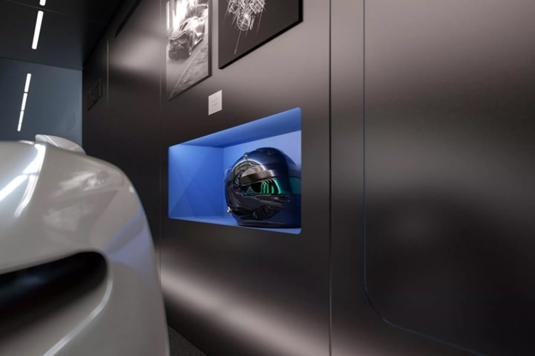 Bên trong chiếc Bugatti Edition FG-01 Garage này là một không gian trưng bày hiện đại với hệ thống đèn LED bắt mắt và tủ bọc da cao cấp.