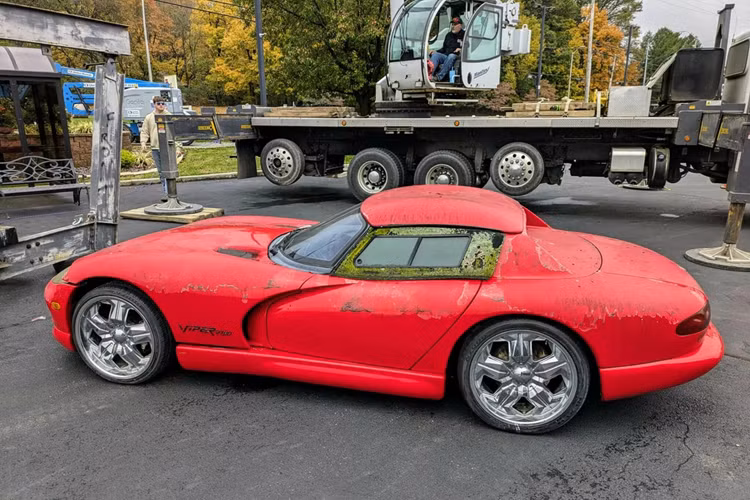 Anh ấy nói rằng anh ấy làm việc tại đại lý, rằng chiếc xe hoàn toàn mới khi lần đầu tiên xuất hiện vào năm 1996 và chỉ mới chạy được 12 dặm (19 km) trên đồng hồ. Khi đó, xe vẫn sử dụng bộ vành nguyên bản, có lẽ đã được thay bằng loại vành hợp kim crôm phổ biến khi được tân trang lại cách đây 15 năm.