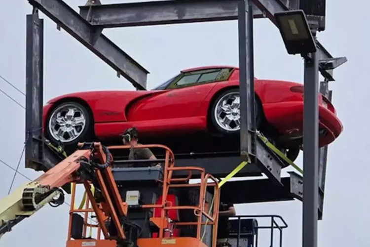 Lớp sơn đỏ, bị nung qua nhiều năm nắng hè, đã bị xẹp, một lớp sơn mài dường như đã bong ra, kính đèn pha có màu xanh lá cây và cửa sổ bên bằng nhựa màu đen kẹp vào được phủ một lớp tảo dày.