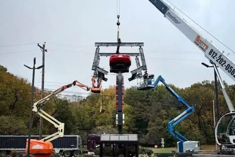 Chúng ta không được nhìn vào bên trong chiếc Viper 1996 để tìm hiểu xem những cửa sổ theo phong cách thập niên 1950 này có chống chịu được thời tiết như thế nào, mặc dù chúng tôi đoán là bên trong khá ẩm mốc. Nhưng chúng ta được nhìn thấy bên dưới mui xe hình vỏ sò, nơi dường như từng là chỗ cho các loài chim ở khu vực Henderson sinh sống và làm tổ.