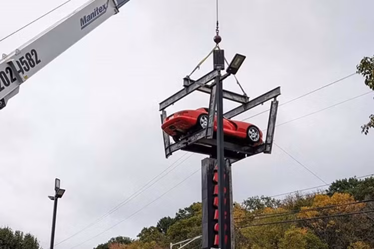 Nhưng việc có động cơ có thể khiến nhiều người ngạc nhiên, vì họ có thể cho rằng Viper này chỉ là một cái vỏ rỗng, kiểu mà các nhà sản xuất phim tạo ra bằng cách cải trang một chiếc xe bị đắm để họ không phải tốn kém cho việc cho nổ tung một chiếc xe thật.