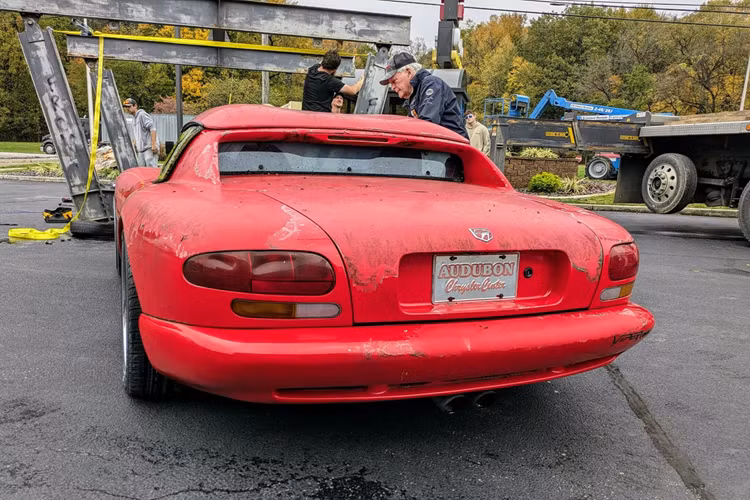 Một số người bình luận trên Facebook khẳng định chiếc xe này hẳn là một chiếc Viper tiền sản xuất mà Chrysler không còn cần đến nữa, nhưng không thể đăng ký hợp pháp để sử dụng trên đường. Nhưng Alec Girvin đã bác bỏ những tin đồn.