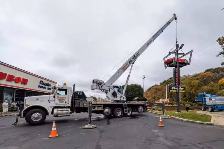 "Cô gái này sắp được tân trang lại", Audubon Chrysler có trụ sở tại Henderson viết trong một bài đăng trên Facebook. "Nếu bạn thấy chiếc Viper đời 1996 này hạ xuống hôm nay thì đó là để vệ sinh và sơn mới! Chúng tôi đảm bảo chiếc Dodge Viper mui trần này sẽ sớm trở lại vị trí cao ngất ngưởng!"
