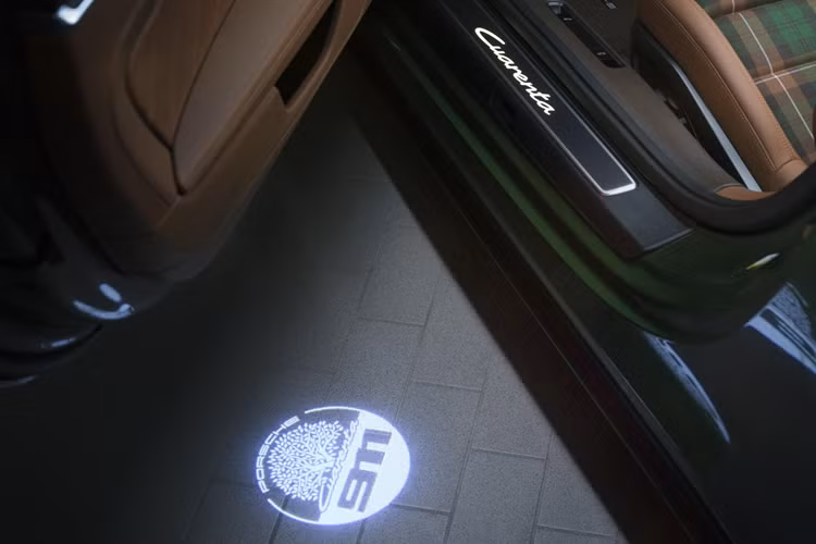 Màu nâu sẫm hơn được áp dụng trên bảng điều khiển và các bề mặt phía dưới. Phần tông màu nâu này dường như gợi nhắc về công việc thủ công của guarnicioneros (thợ thủ công làm yên ngựa, được coi gần như là một nghệ thuật ở Bán đảo Iberia).