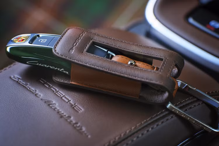 Đường viền trang nhã của Crayon được trang bị ở phía trước và phía sau, nhấn mạnh ý tưởng nội thất sang trọng của phiên bản thị trường này. Ghế trước còn được hoàn thiện thêm dòng chữ Curenta trên tựa đầu. Ngoài ra, hộc đựng đồ trên bảng điều khiển trung tâm có in nổi dòng chữ “Porsche Exclusive Manufaktur”.