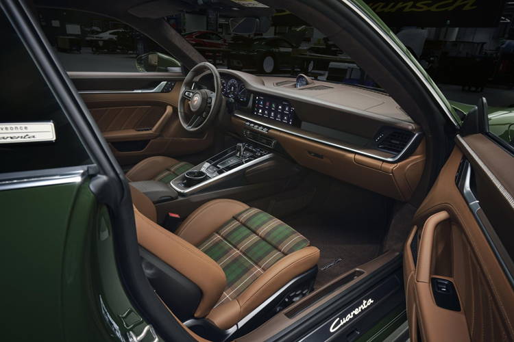 Điểm thu hút sự chú ý và đặc biệt của chiếc xe này là chất liệu dệt Tartan trên các chi tiết khảm ở giữa ghế với bảng màu được phát triển đặc biệt: Nâu Truffle, Nâu Cohiba, Crayon và sắc thái Quercusverde xuất hiện dưới dạng ca rô.