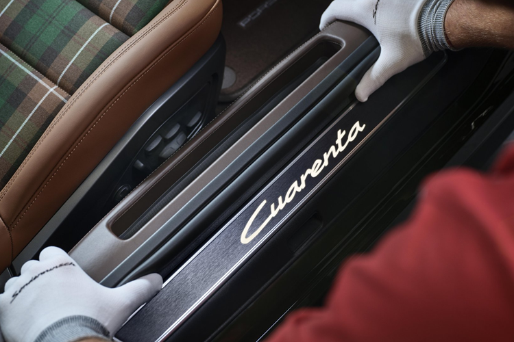 Xe được trang bị bộ mâm RS Spyder Design màu đen Satin với viền mâm sơn màu Bạc Brilliant và nắp giữa bánh xe màu đen Satin với biểu tượng đơn sắc của Porsche. Nội thất được thiết kế với hai tông màu kết hợp giữa hai màu nâu Truffle Brown và Cohiba Brown.