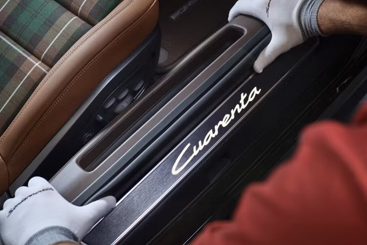 Xe được trang bị bộ mâm RS Spyder Design màu đen Satin với viền mâm sơn màu Bạc Brilliant và nắp giữa bánh xe màu đen Satin với biểu tượng đơn sắc của Porsche. Nội thất được thiết kế với hai tông màu kết hợp giữa hai màu nâu Truffle Brown và Cohiba Brown.