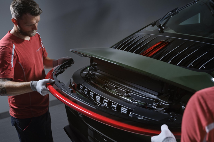 Năm 1984, Porsche chuyển từ đại diện tại Tây Ban Nha thông qua một nhà nhập khẩu sang công ty con, ban đầu được gọi là Porsche España, S.A. Ý tưởng đằng sau Phiên bản Cuarenta là tạo ra một chiếc 911 đã được một khách hàng Tây Ban Nha đặt hàng cách đây 40 năm và mẫu xe này vẫn còn rất đẹp và thời thượng ngay cả thời điểm hiện tại.