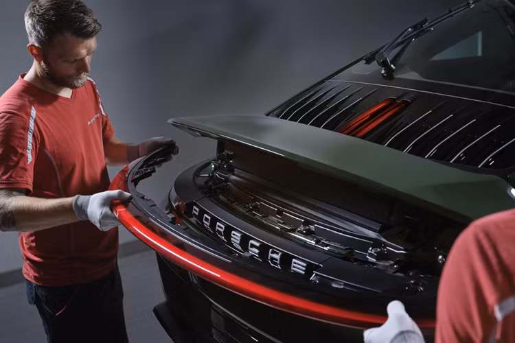 Năm 1984, Porsche chuyển từ đại diện tại Tây Ban Nha thông qua một nhà nhập khẩu sang công ty con, ban đầu được gọi là Porsche España, S.A. Ý tưởng đằng sau Phiên bản Cuarenta là tạo ra một chiếc 911 đã được một khách hàng Tây Ban Nha đặt hàng cách đây 40 năm và mẫu xe này vẫn còn rất đẹp và thời thượng ngay cả thời điểm hiện tại.