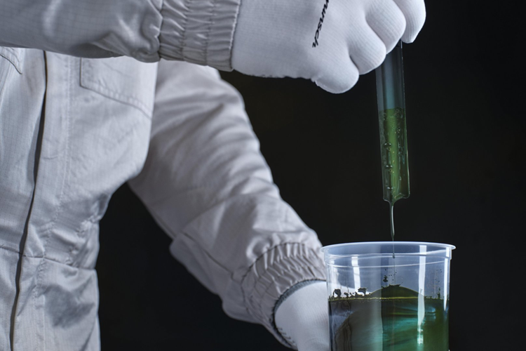 Khi bước vào xe, khách hàng sẽ nhìn thấy ốp bệ cửa màu Nhôm Darksilver với dòng chữ Cuarenta tùy chỉnh được chiếu sáng màu Cremewhite.