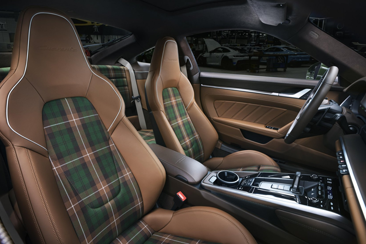 Ở phiên bản nâng cấp này của dòng 911, phiên bản Carrera GTS được trang bị hệ dẫn động T-Hybrid mới kết hợp một động cơ điện được tích hợp vào bộ tăng áp, pin điện áp cao nhẹ và một động cơ điện kết hợp với hộp số PDK tám cấp.