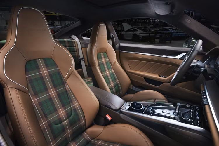 Ở phiên bản nâng cấp này của dòng 911, phiên bản Carrera GTS được trang bị hệ dẫn động T-Hybrid mới kết hợp một động cơ điện được tích hợp vào bộ tăng áp, pin điện áp cao nhẹ và một động cơ điện kết hợp với hộp số PDK tám cấp.