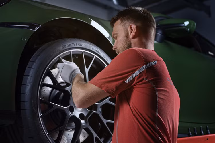 Ngoài ra, các yếu tố độc đáo khác còn có logo nueveonce/Cuarenta (“911 40”) trên cột B màu Cremewhite, logo Porsche và 911 ở phía sau màu Bạc, các viền cửa sổ bên bằng nhôm, tấm chắn bùn màu Satin màu đen, đèn hậu dải màu đỏ.