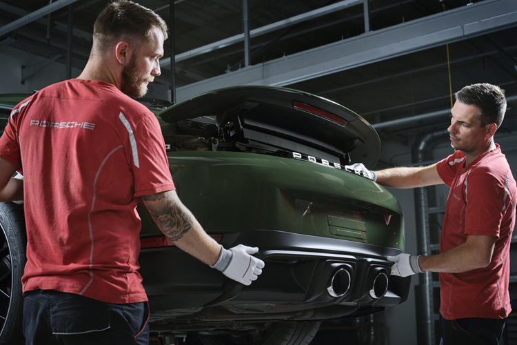 Ngoài ra, phần chìa khóa xe cũng được sơn màu Quercusverde và có dòng chữ Cuarenta màu Bạc và được bàn giao cho khách hàng trong một túi đựng chìa khóa bằng da Truffle Brown và Cohiba Brown hai tông màu đặc biệt phù hợp với nội thất.