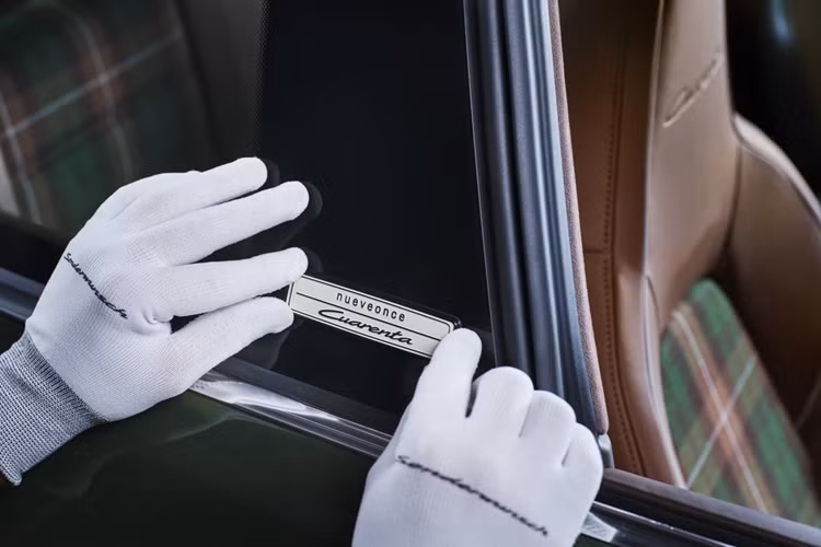 Đối với phiên bản Cuarenta, đường khâu chéo trang nhã được hoàn thiện với màu Crayon và Truffle Brown dọc theo bảng điều khiển và tấm cửa phía trên. Khoang nội thất của xe còn được trang bị ghế thể thao thích ứng Plus chỉnh điện 18 hướng và ghế sau được bọc da Cohiba Brown với tâm ghế bằng vải Tartan mới.