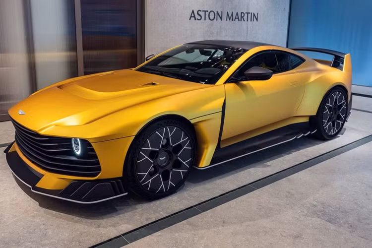 Khu vực phía sau nổi bật với cánh lướt gió cỡ lớn và đèn hậu lấy cảm hứng từ dòng Valkyrie. Ở phía dưới là các rãnh chia gió giúp tăng sự ổn định cho thân xe khi chạy ở dải vận tốc cao.