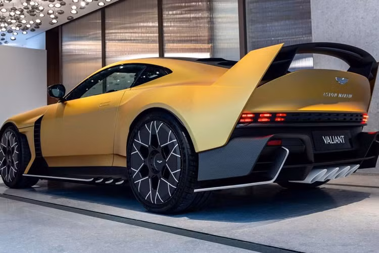 Như vậy, mẫu siêu xe Aston Martin Valiant 2024 mới mạnh hơn 30 mã lực so với Valour. Đi kèm với đó là hộp số sàn 6 cấp và hệ dẫn động cầu sau.
