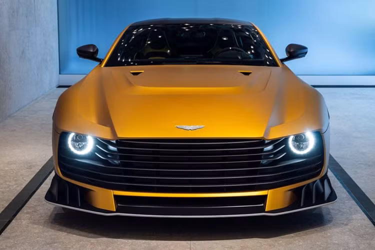 Alonso là người từng hai lần vô địch F1 này cũng sẽ chính là chủ nhân của chiếc Valiant đầu tiên trên thế giới. Giống như Valour, siêu xe Aston Martin Valiant sở hữu thiết kế ấn tượng với cụm đèn pha dạng tròn cổ điển, mui xe vỏ sò và mặt ca lăng hình móng ngựa đặc trưng của Aston Martin.