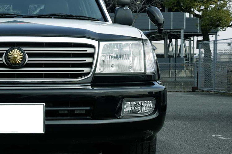 Các nâng cấp của Land Cruiser xe cảnh sát xuất hiện trong nội thất với các nút điều khiển còi, đèn, bổ sung thêm bình chữa cháy phía trước ghế phụ. Trong hộc đựng găng tay phía trước ghế phụ có đặt con dao nhỏ để chặt cành những cây mọc ven đường.