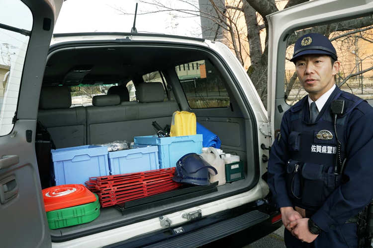 Xe bổ sung thêm bộ ổ cắm để kết nối các thiết bị điện tử. Ở sau lưng ghế trước có thêm bàn gập và không gian hành lý chứa nhiều đồ đạc chuyên dụng như đèn an toàn, dùi cui, gậy, bảng hiệu cảnh báo và thùng chứa dung dịch trung hoà dầu khi gặp sự cố…