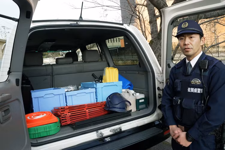 Xe bổ sung thêm bộ ổ cắm để kết nối các thiết bị điện tử. Ở sau lưng ghế trước có thêm bàn gập và không gian hành lý chứa nhiều đồ đạc chuyên dụng như đèn an toàn, dùi cui, gậy, bảng hiệu cảnh báo và thùng chứa dung dịch trung hoà dầu khi gặp sự cố…