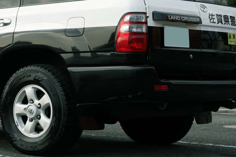 Việc lựa chọn Toyota Land Cruiser với khối động cơ V8 dung tích 4.7 lít, sản sinh công suất 228 mã lực và mô-men xoắn 410 Nm cho nhiệm vụ này là điều dễ hiểu. Từ trước đến nay, Land Cruiser là chiếc SUV nổi tiếng của sự thực dụng, tin cậy và khả năng vượt địa hình hoàn hảo.