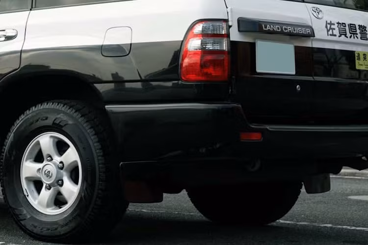 Việc lựa chọn Toyota Land Cruiser với khối động cơ V8 dung tích 4.7 lít, sản sinh công suất 228 mã lực và mô-men xoắn 410 Nm cho nhiệm vụ này là điều dễ hiểu. Từ trước đến nay, Land Cruiser là chiếc SUV nổi tiếng của sự thực dụng, tin cậy và khả năng vượt địa hình hoàn hảo.