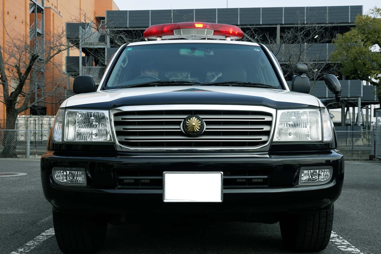 Trên nóc xe là bộ đèn nhấp nháy màu đỏ và cản trước cũng có đèn cảnh báo này. Logo Toyota phía trước được thay thế bằng biểu tượng của bông hoa Cúc. Biểu tượng này đại diện cho con dấu Hoàng Gia Nhật được Thiên hoàng và các thành viên Hoàng gia sử dụng.