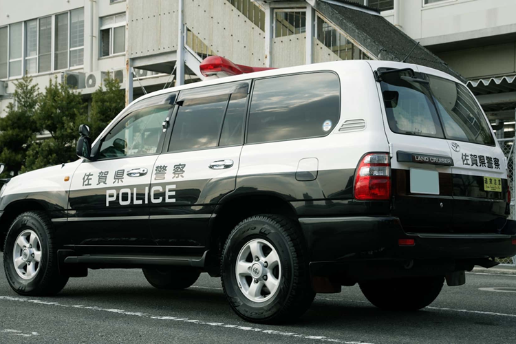 Đến mùa đông, những chiếc SUV này sẽ bổ sung xích tuyết để di chuyển. Theo Toyota Nhật Bản, những chiếc xe cảnh sát này tương đối hiếm và xe sẽ phục vụ ở các địa danh du lịch. Toyota Land Cruiser J100 huyền thoại được sản xuất từ đầu năm 1998 đến giữa năm 2007. Chiếc xe trong bài thuộc phiên bản nâng cấp trong dòng xe này.