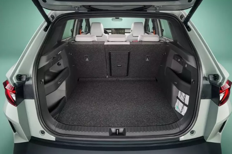 Cuối cùng, bản cao cấp nhất Elroq 85 sẽ được trang bị mô tơ điện cho công suất mạnh 282 mã lực và 545 Nm. Sức mạnh này giúp xe có thể tăng tốc từ 0-100 km/h trong thời gian 6,6 giây và đạt vận tốc tối đa 180 km/h. Bản này dùng pin 82 kWh nên có phạm vi di chuyển là 581 km sau một lần sạc đầy.