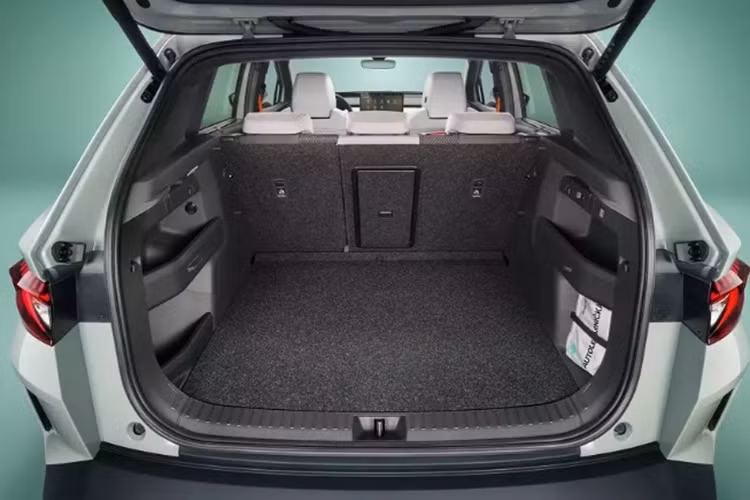 Cuối cùng, bản cao cấp nhất Elroq 85 sẽ được trang bị mô tơ điện cho công suất mạnh 282 mã lực và 545 Nm. Sức mạnh này giúp xe có thể tăng tốc từ 0-100 km/h trong thời gian 6,6 giây và đạt vận tốc tối đa 180 km/h. Bản này dùng pin 82 kWh nên có phạm vi di chuyển là 581 km sau một lần sạc đầy.