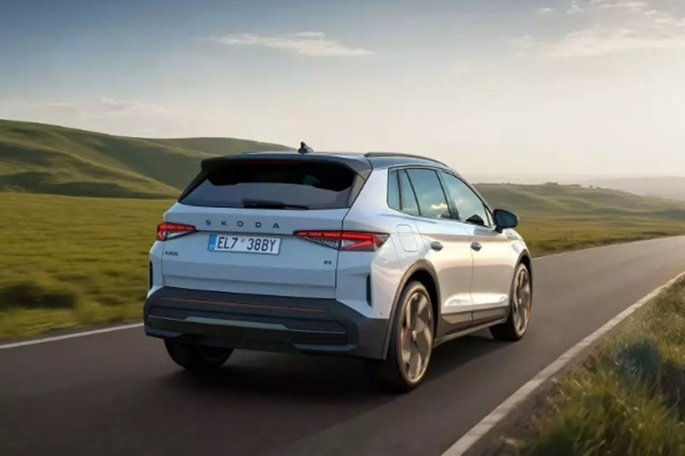 Trong đó, pin 82 kWh có thể sạc từ 10% lên 80% trong thời gian 28 phút bằng bộ sạc nhanh. Tại Anh, mức giá xe Skoda Elroq 2025 khởi điểm từ 31.500 Bảng (khoảng 1,029 tỷ đồng). Với kích cỡ và trang bị này, Skoda Elroq được đánh giá là mẫu xe điện rẻ nhất phân khúc.