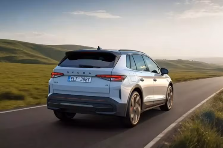 Trong đó, pin 82 kWh có thể sạc từ 10% lên 80% trong thời gian 28 phút bằng bộ sạc nhanh. Tại Anh, mức giá xe Skoda Elroq 2025 khởi điểm từ 31.500 Bảng (khoảng 1,029 tỷ đồng). Với kích cỡ và trang bị này, Skoda Elroq được đánh giá là mẫu xe điện rẻ nhất phân khúc.
