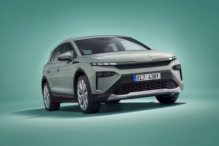 Trong tương lai, Skoda sẽ giới thiệu thêm phiên bản Elroq 85x với 2 mô-tơ điện và hệ dẫn động 4 bánh toàn thời gian AWD cho công suất và phạm vi hoạt động lớn hơn. Skoda Elroq được hỗ trợ công nghệ sạc nhanh DC với công suất sạc 145 kW, 165 kW và 175 kW, tùy phiên bản.