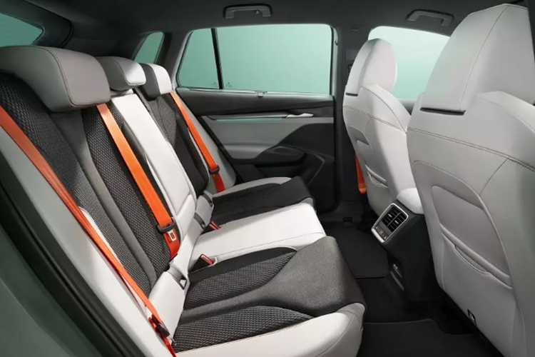 Tiếp đến, phiên bản Elroq 60 sẽ được trang bị mô-tơ điện nhưng cho công suất tối đa 201 mã lực và mô-men xoắn cực đại 310 Nm. Sức mạnh này cho phép xe tăng tốc từ 0-100 km/h trong thời gian 8,5 giây. Với cụm pin 63 kWh, Elroq 60 có phạm vi di chuyển 400 km.