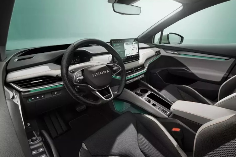 Xe được trang bị tính năng điều khiển bằng giọng nói Laura tích hợp công nghệ ChatGPT. Với tính năng hiện đại này người dùng có thể điều khiển các tiện ích bằng giọng nói mà không cần thao tác bằng tay. Cung cấp sức mạnh cho Skoda Elroq là nhiều tùy chọn động cơ khác nhau.