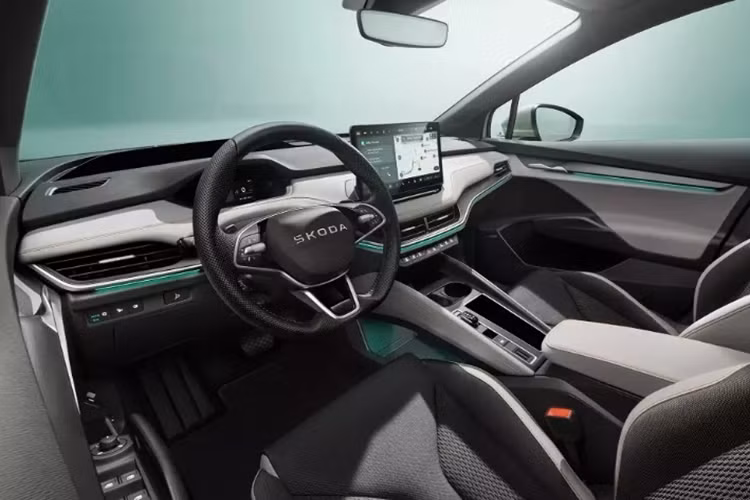 Xe được trang bị tính năng điều khiển bằng giọng nói Laura tích hợp công nghệ ChatGPT. Với tính năng hiện đại này người dùng có thể điều khiển các tiện ích bằng giọng nói mà không cần thao tác bằng tay. Cung cấp sức mạnh cho Skoda Elroq là nhiều tùy chọn động cơ khác nhau.