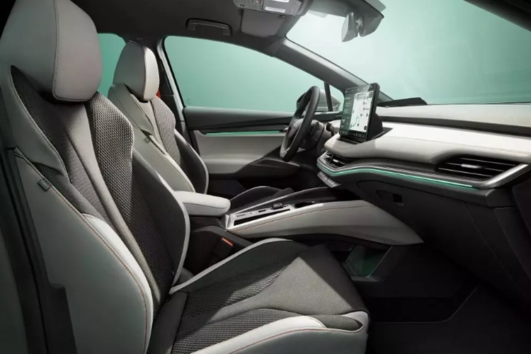 Cụ thể, bản tiêu chuẩn Elroq 50 được trang bị một mô-tơ điện nằm trên cầu sau, tạo ra công suất tối đa 168 mã lực và mô-men xoắn cực đại 310 Nm. Nhờ đó, xe có thể tăng tốc từ 0-100 km/h trong 9 giây và đạt vận tốc tối đa 160 km/h. Với cụm pin 55 kWh, Skoda Elroq 50 có thể chạy 375 km sau một lần sạc đầy pin.