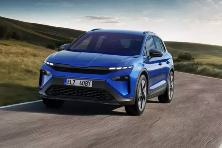 Đầu xe SUV điện Skoda Elroq 2025 gây ấn tượng với lưới tản nhiệt đóng kín bằng ốp màu đen bóng, đi cùng dải đèn LED định vị ban ngày kiêm đèn báo rẽ thon gọn nằm ở hai bên. Bên dưới là cụm đèn pha nằm ngang, nối liền với khe hút gió đặt dọc.