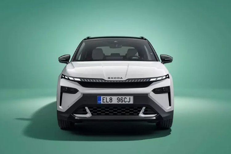 Mỗi phiên bản của Skoda Elroq đều được trang bị một bộ mâm có thiết kế riêng với đường kính từ 19 - 21 inch. Phía sau xe có cụm đèn hậu sắc sảo, cùng cản sau màu đen được thiết kế khá cứng cáp và khỏe khoắn. Về nội thất, bên trong khoang cabin của Skoda Elroq được thiết kế theo phong cách tối giản.