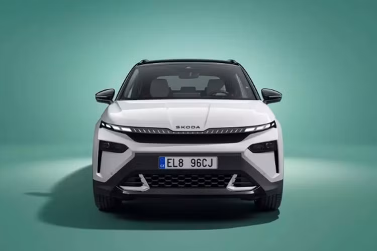 Mỗi phiên bản của Skoda Elroq đều được trang bị một bộ mâm có thiết kế riêng với đường kính từ 19 - 21 inch. Phía sau xe có cụm đèn hậu sắc sảo, cùng cản sau màu đen được thiết kế khá cứng cáp và khỏe khoắn. Về nội thất, bên trong khoang cabin của Skoda Elroq được thiết kế theo phong cách tối giản.