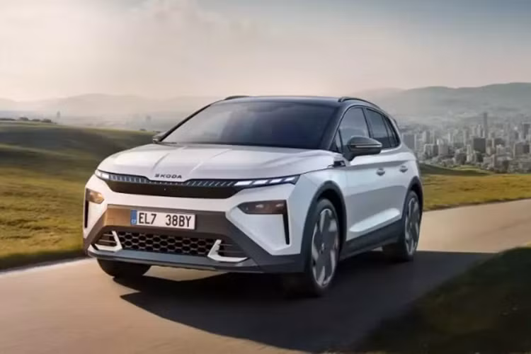 Xe có các trang bị tiện ích như: vô lăng vát đáy thể thao, màn hình cảm ứng trung tâm 13 inch đặt nổi trên mặt táp-lô và màn hình hiển thị thông tin kính lái HUD, sạc điện thoại không dây, hệ thống đèn viền trang trí nội thất và ghế bọc nỉ RecyTitan hoặc TechnoFil.