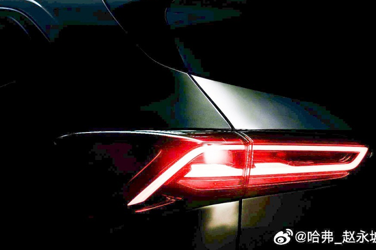 Lưới tản nhiệt cũng được thiết kế lại vuông vức hơn, đi kèm logo Haval đặt ở chính giữa. Trong khi đó, cụm đèn hậu quay về kiểu thiết kế truyền thống. Về kích thước, Haval H6 2024 có chiều dài tổng thể lớn hơn 50 mm so với bản tiền nhiệm.