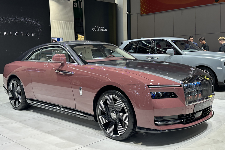 Khác với những chiếc xe Rolls-Royce mà Tunku Idris Iskandar Ismail sở hữu trước đó được mệnh danh "uống xăng như nước lã", như Cullinan, Wraith, Ghost hay Phantom, mẫu xe Spectre có mức tiêu thụ xăng 0 lít/100 km, lý do vì nó là 1 mẫu xe thuần điện. 