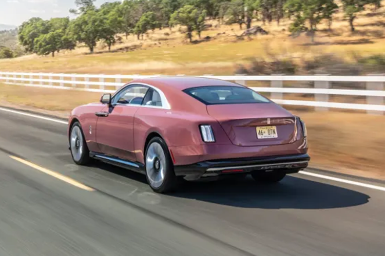 Rolls-Royce Spectre chạy được 515 km theo chu trình thử nghiệm của EPA tại Mỹ. Hãng xe Anh quốc chia sẻ 515 km là quá đủ cho khách hàng của mình sau khi nghiên cứu đầy đủ, bởi "thượng đế" của Rolls-Royce trong garage có vài chiếc xe trong garage, nên việc họ thường xuyên phải lái Rolls-Royce Spectre ra đường không nhiều. 