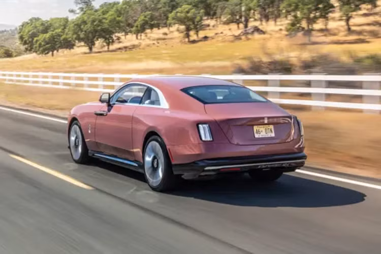 Rolls-Royce Spectre chạy được 515 km theo chu trình thử nghiệm của EPA tại Mỹ. Hãng xe Anh quốc chia sẻ 515 km là quá đủ cho khách hàng của mình sau khi nghiên cứu đầy đủ, bởi "thượng đế" của Rolls-Royce trong garage có vài chiếc xe trong garage, nên việc họ thường xuyên phải lái Rolls-Royce Spectre ra đường không nhiều. 